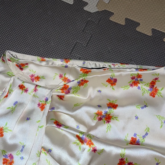 Zara - white floral mini skirt with design at side - Picture 3 of 4